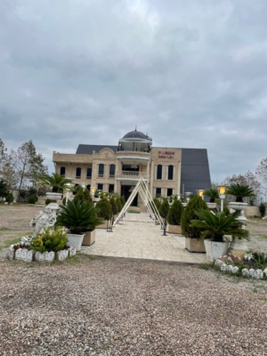 طراحی داخلی با نورپردازی و گل‌آرایی